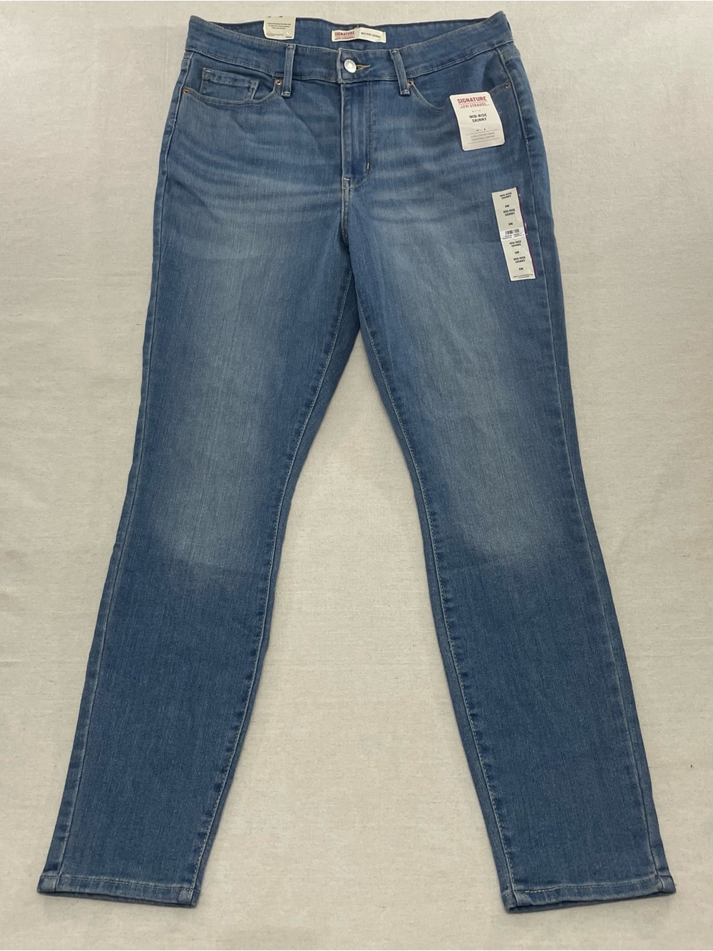 NWT Levi's Signature Women's jeans Mid-rise Skinny Size 8M W31 L29 84540-0094